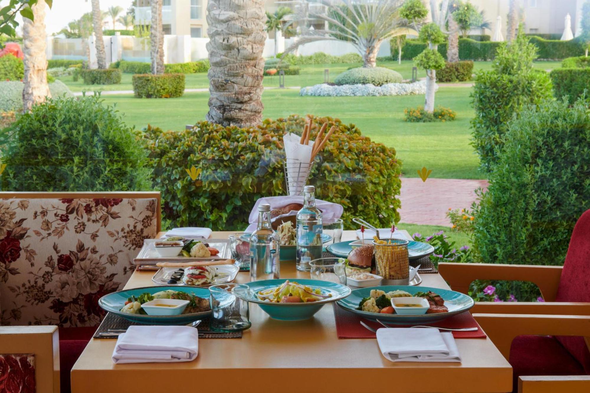 Rixos Premium Seagate Hotel Sharm el-Sheikh Eksteriør billede A table set for breakfast